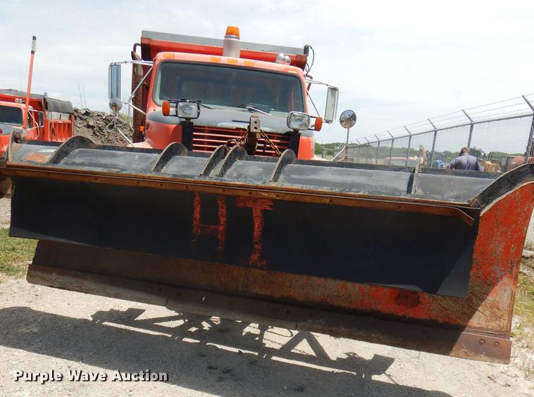 image for item DG1164 1997 International 4900 dump truck