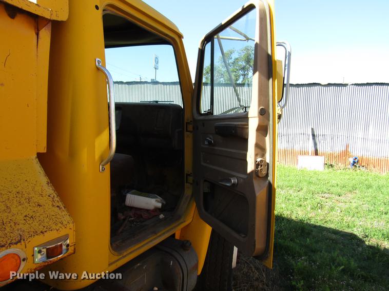 image for item DG1200 1986 International 1754 dump truck