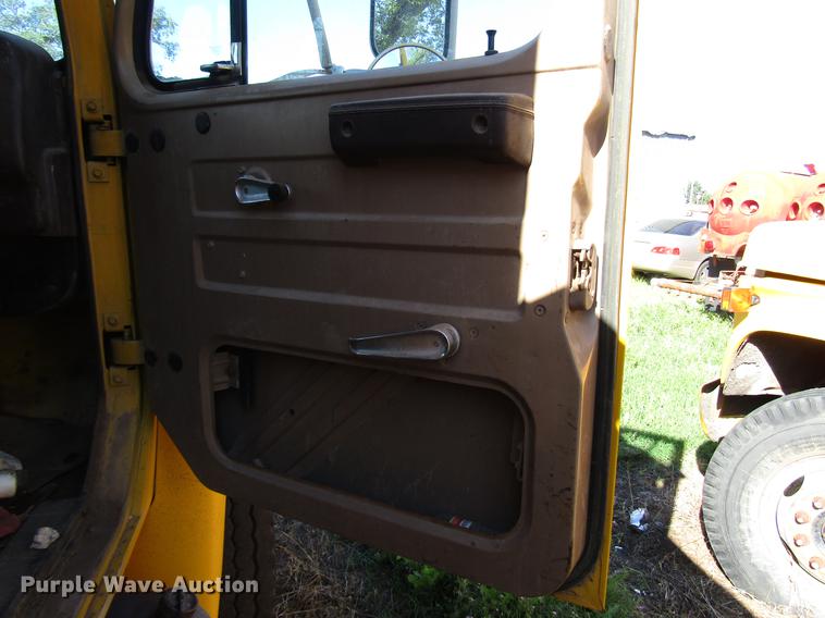 image for item DG1200 1986 International 1754 dump truck