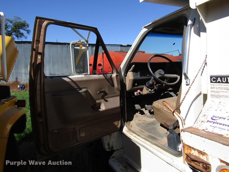 image for item DG1202 1989 Ford F800 dump truck