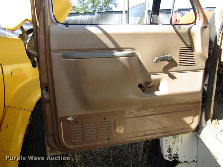 image for item DG1202 1989 Ford F800 dump truck