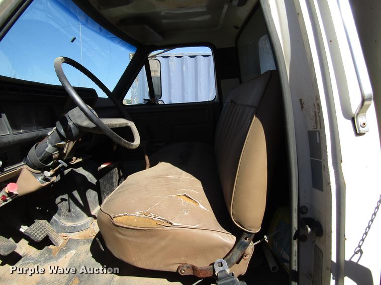 image for item DG1202 1989 Ford F800 dump truck