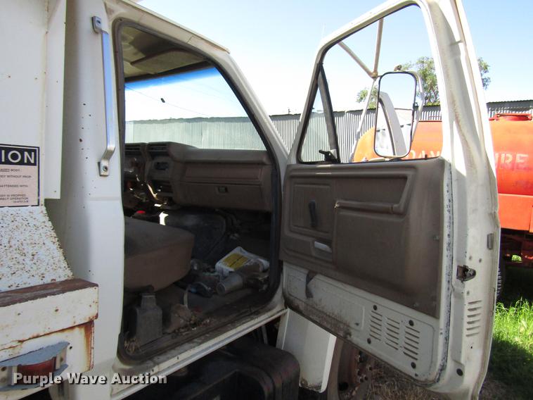 image for item DG1202 1989 Ford F800 dump truck