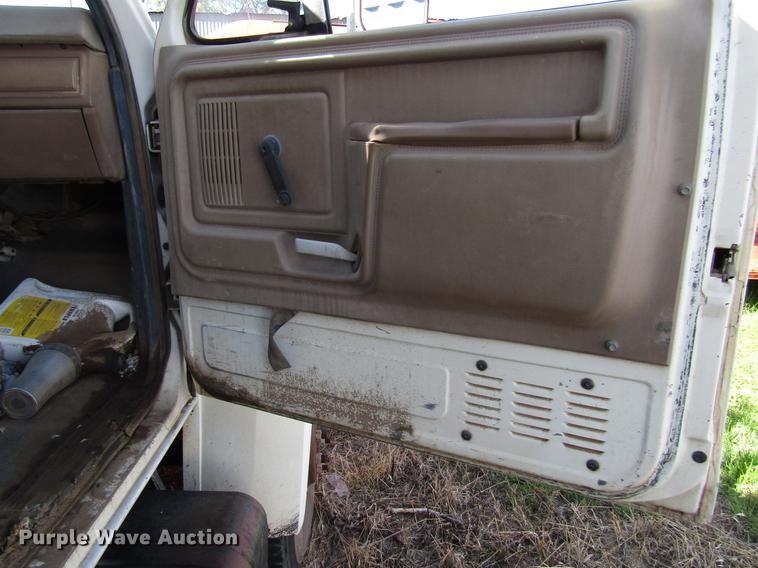 image for item DG1202 1989 Ford F800 dump truck