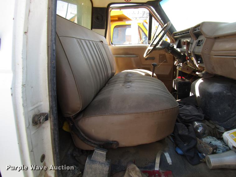 image for item DG1202 1989 Ford F800 dump truck
