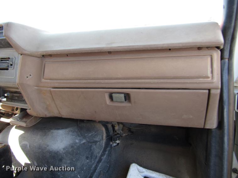 image for item DG1202 1989 Ford F800 dump truck