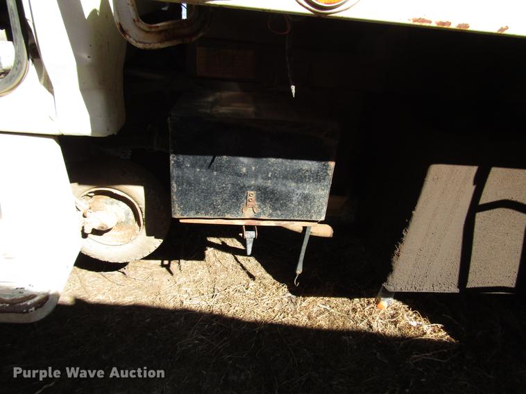 image for item DG1202 1989 Ford F800 dump truck