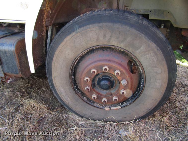 image for item DG1202 1989 Ford F800 dump truck