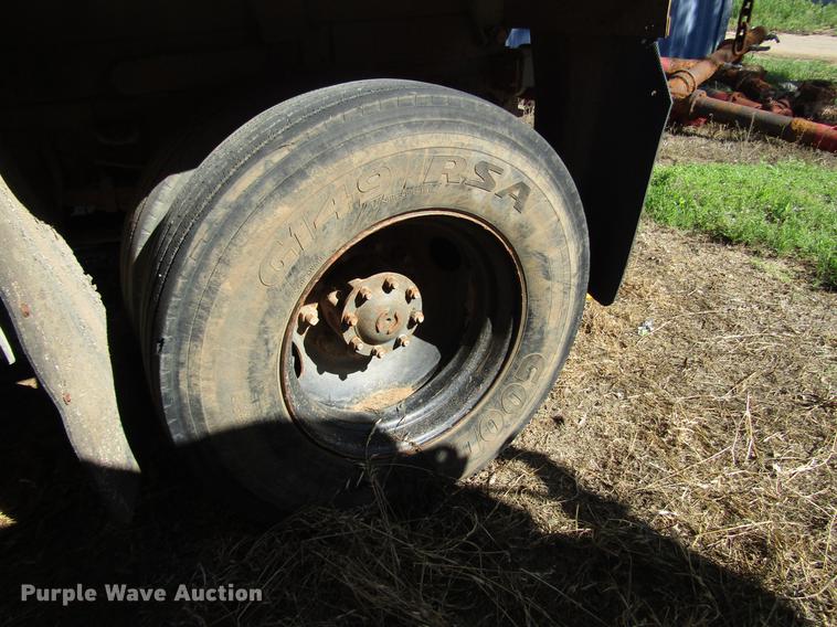 image for item DG1202 1989 Ford F800 dump truck