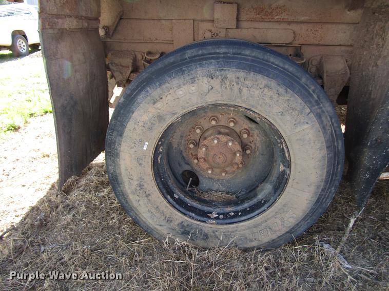 image for item DG1202 1989 Ford F800 dump truck