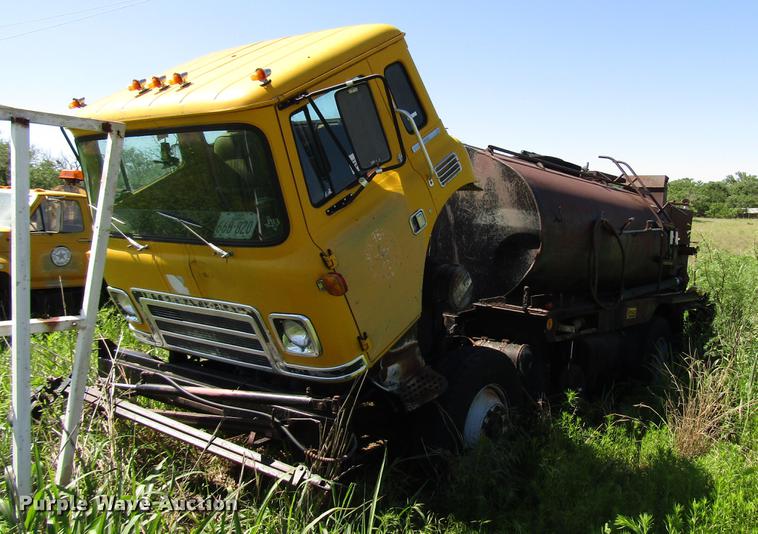 image for item DG1206 1983 International CO-1850B oil distributor truck