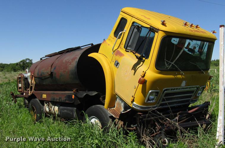 image for item DG1206 1983 International CO-1850B oil distributor truck