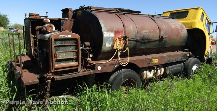 image for item DG1206 1983 International CO-1850B oil distributor truck