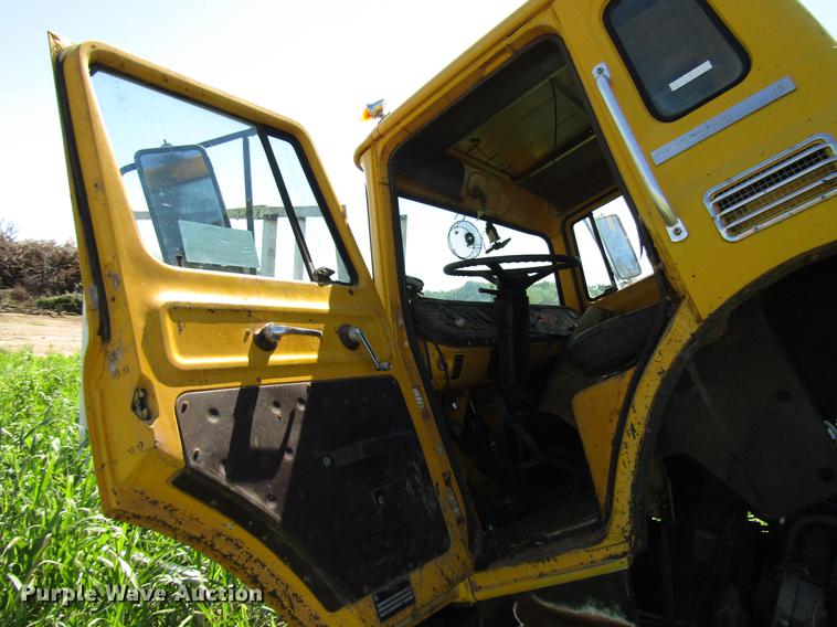 image for item DG1206 1983 International CO-1850B oil distributor truck