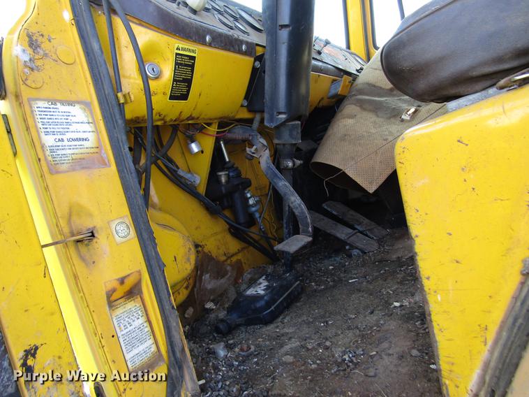 image for item DG1206 1983 International CO-1850B oil distributor truck