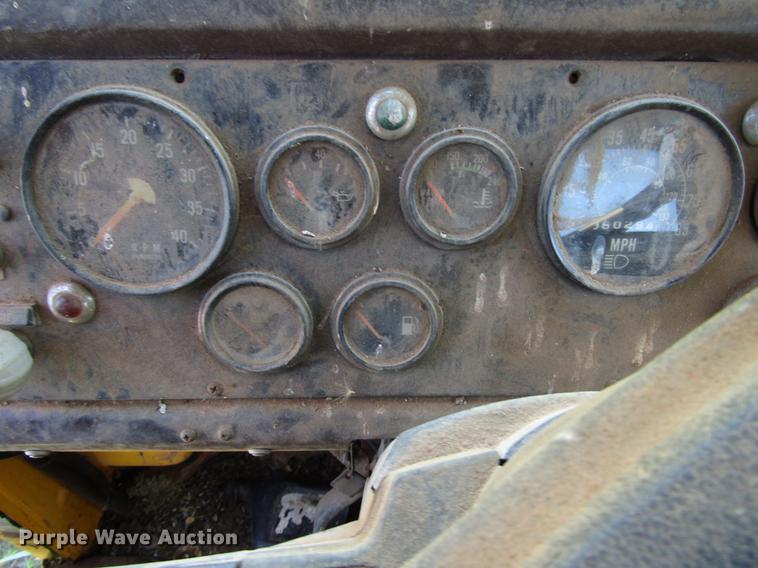 image for item DG1206 1983 International CO-1850B oil distributor truck