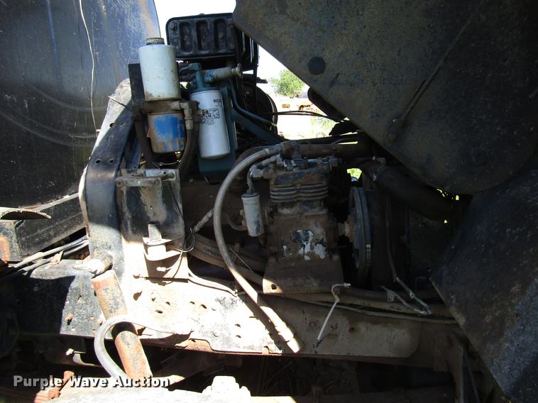 image for item DG1206 1983 International CO-1850B oil distributor truck