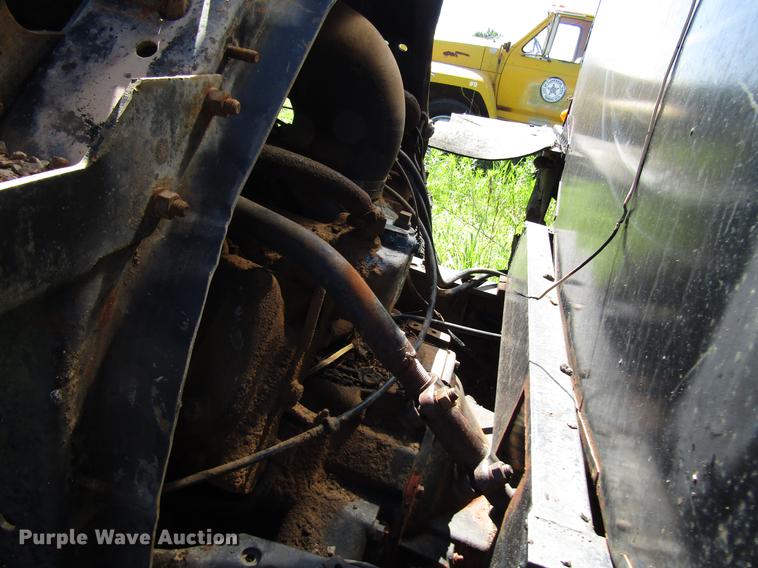 image for item DG1206 1983 International CO-1850B oil distributor truck