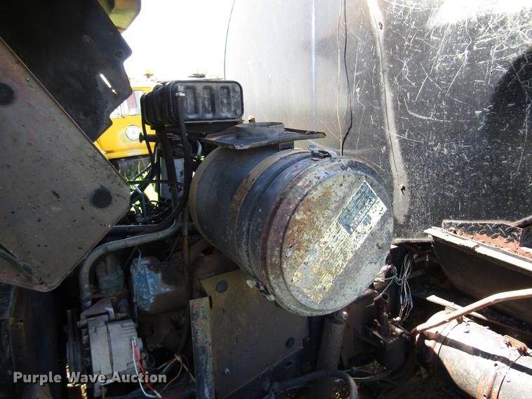 image for item DG1206 1983 International CO-1850B oil distributor truck