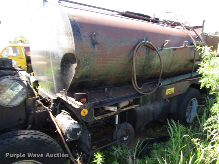 image for item DG1206 1983 International CO-1850B oil distributor truck