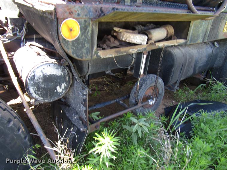 image for item DG1206 1983 International CO-1850B oil distributor truck