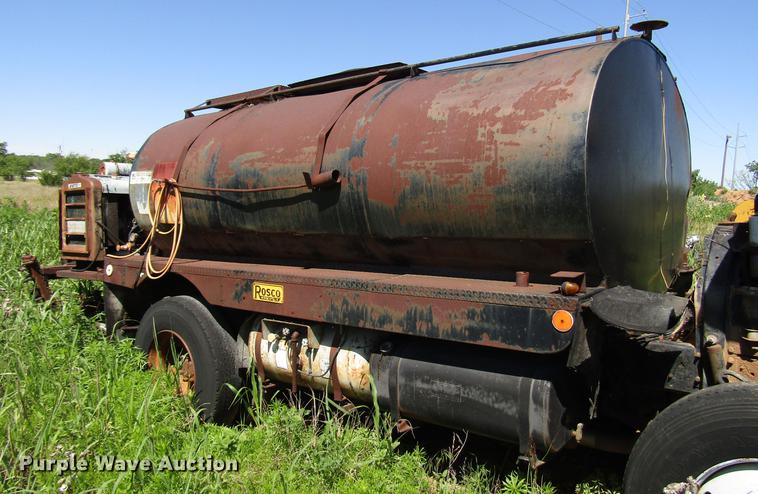 image for item DG1206 1983 International CO-1850B oil distributor truck