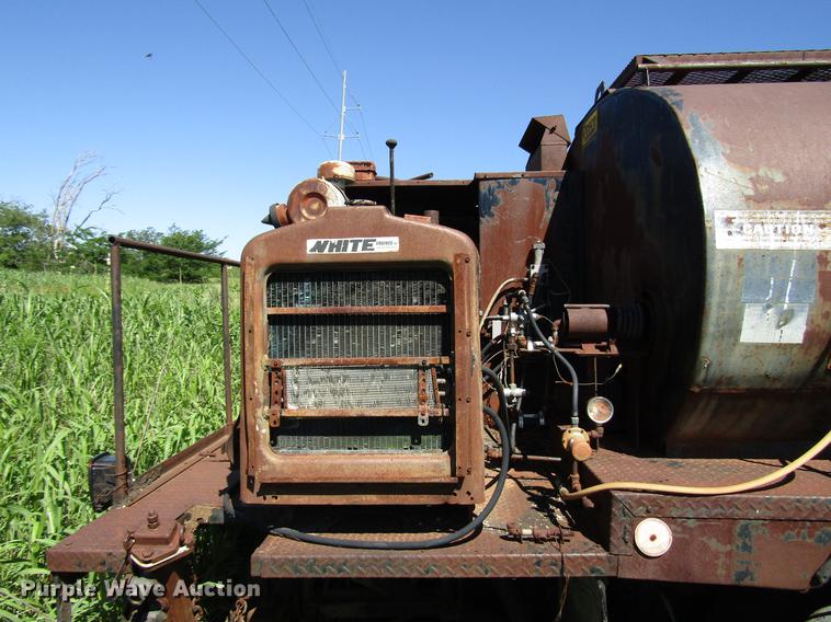 image for item DG1206 1983 International CO-1850B oil distributor truck