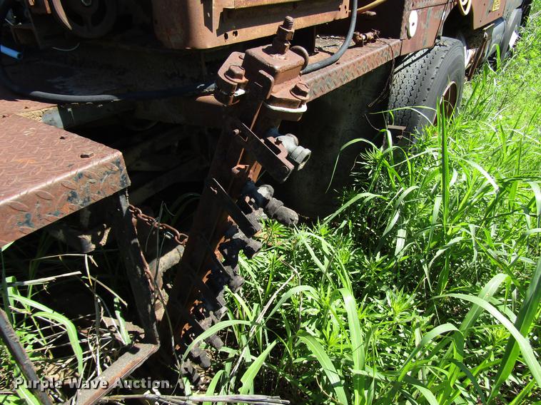 image for item DG1206 1983 International CO-1850B oil distributor truck