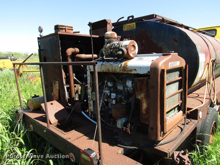 image for item DG1206 1983 International CO-1850B oil distributor truck