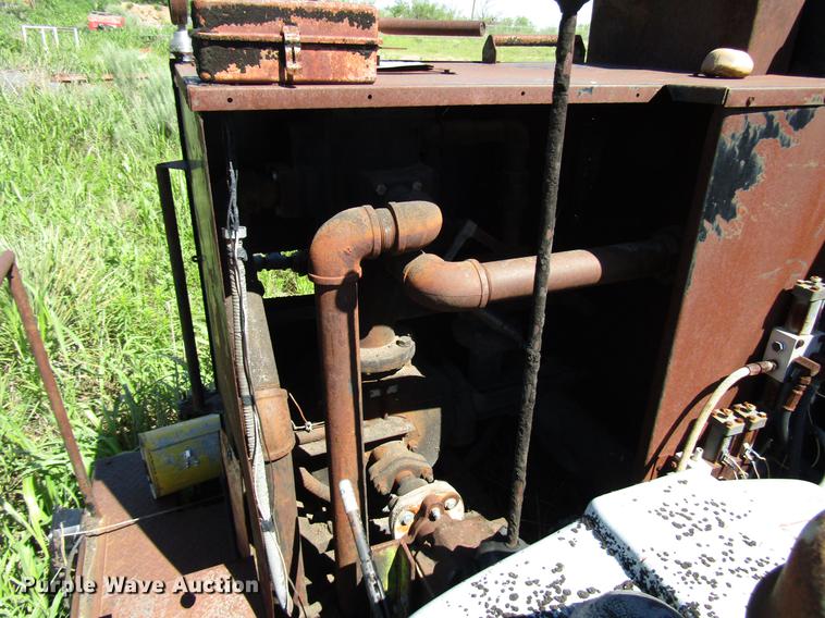 image for item DG1206 1983 International CO-1850B oil distributor truck