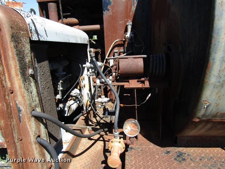 image for item DG1206 1983 International CO-1850B oil distributor truck