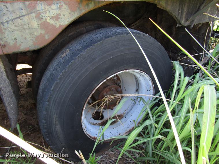 image for item DG1206 1983 International CO-1850B oil distributor truck