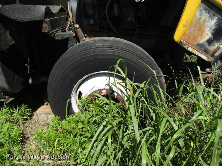 image for item DG1206 1983 International CO-1850B oil distributor truck