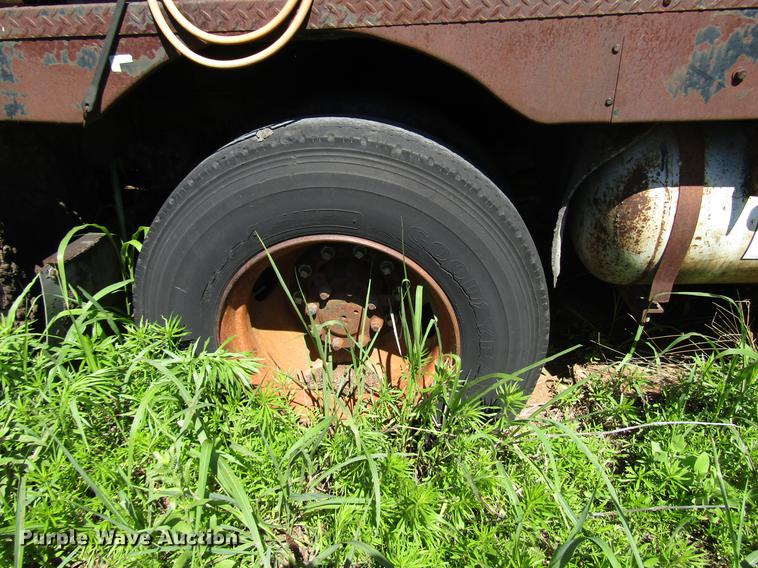 image for item DG1206 1983 International CO-1850B oil distributor truck