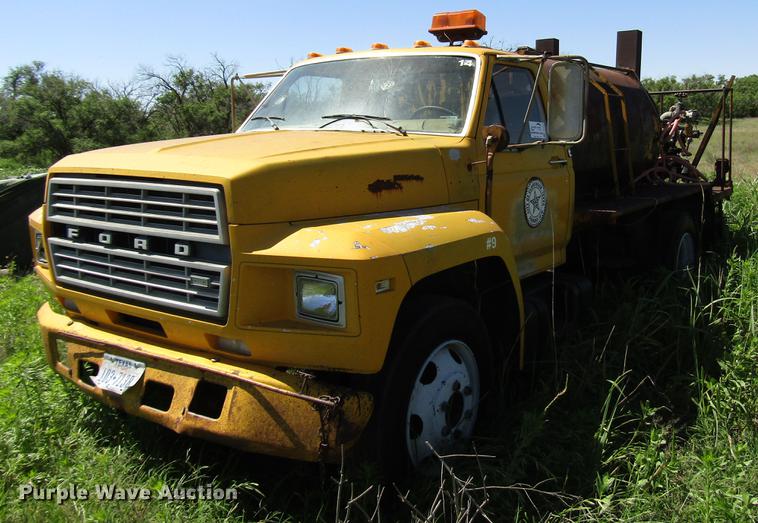 image for item DG1207 1983 Ford F600G oil distributor truck