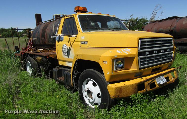 image for item DG1207 1983 Ford F600G oil distributor truck