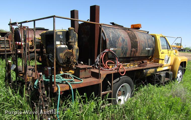 image for item DG1207 1983 Ford F600G oil distributor truck