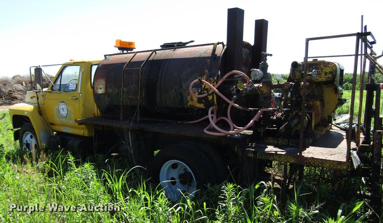image for item DG1207 1983 Ford F600G oil distributor truck