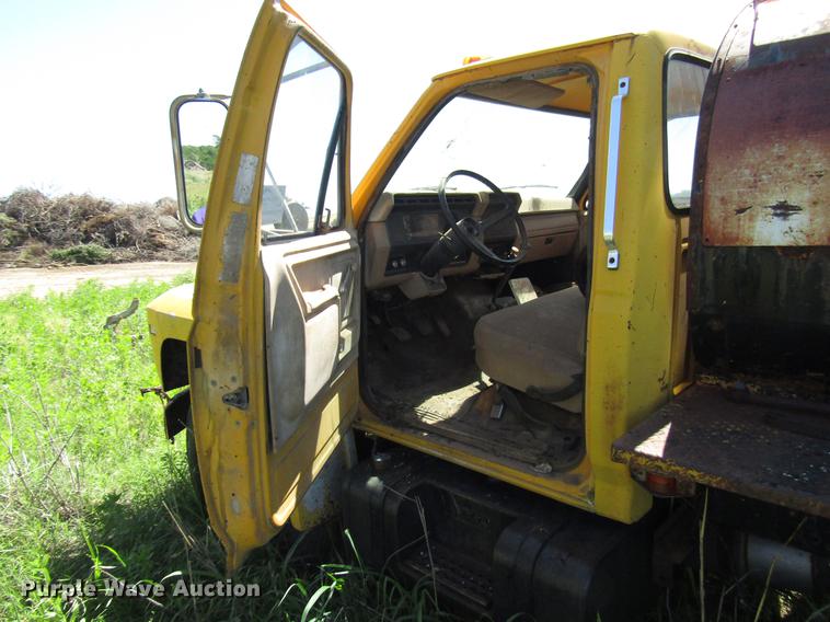 image for item DG1207 1983 Ford F600G oil distributor truck