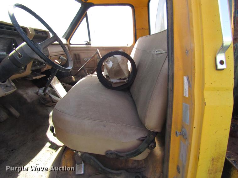 image for item DG1207 1983 Ford F600G oil distributor truck