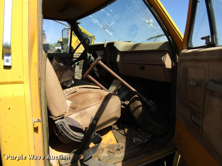 image for item DG1207 1983 Ford F600G oil distributor truck