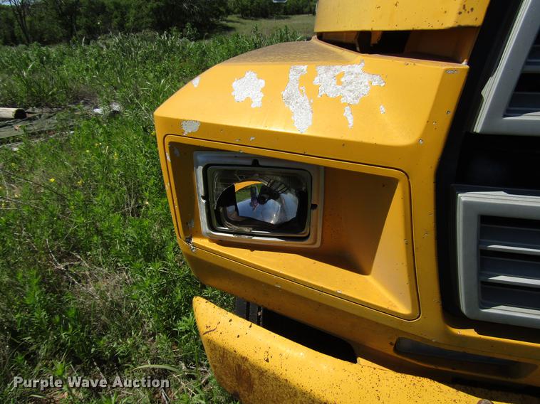 image for item DG1207 1983 Ford F600G oil distributor truck