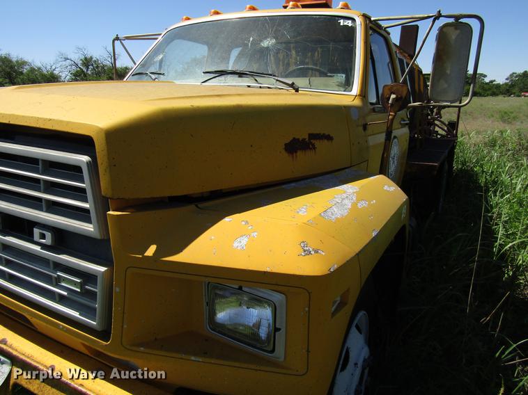 image for item DG1207 1983 Ford F600G oil distributor truck