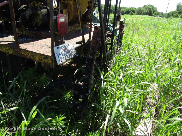 image for item DG1207 1983 Ford F600G oil distributor truck