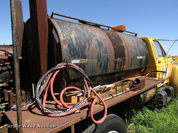 image for item DG1207 1983 Ford F600G oil distributor truck