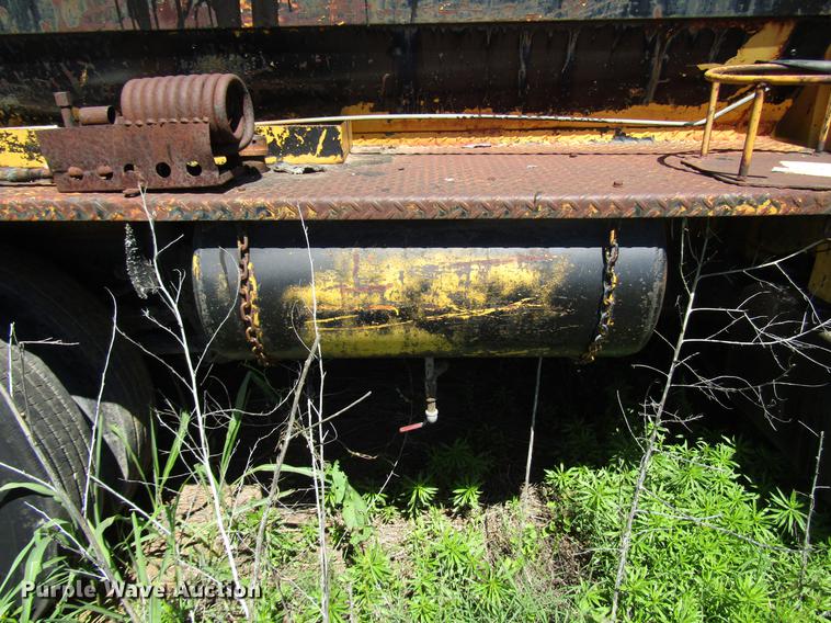 image for item DG1207 1983 Ford F600G oil distributor truck