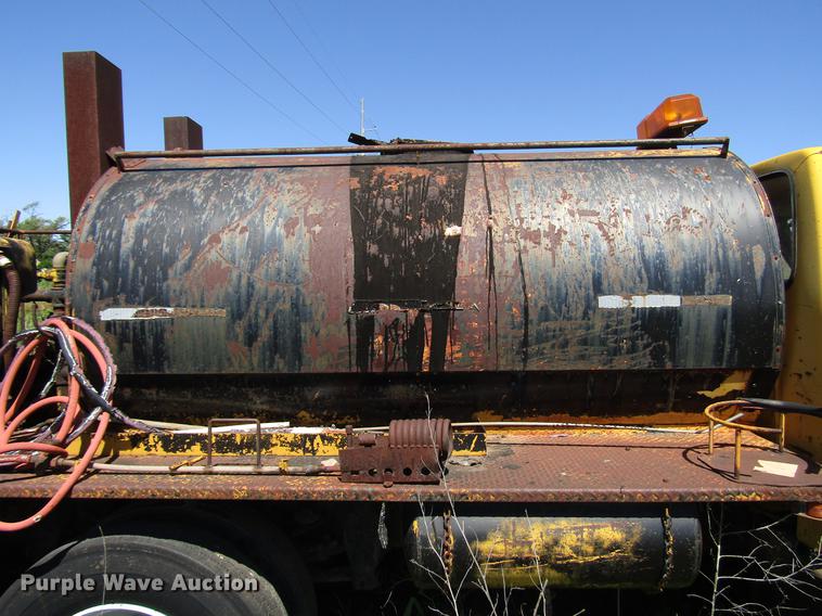 image for item DG1207 1983 Ford F600G oil distributor truck