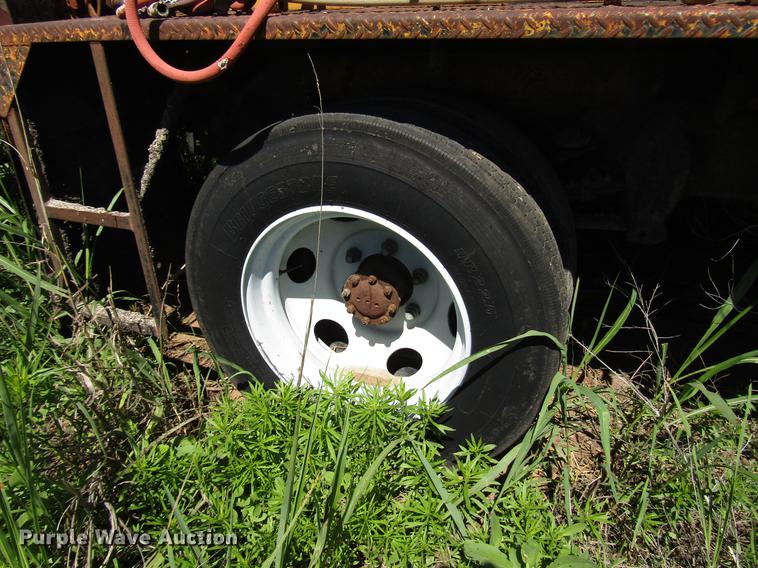 image for item DG1207 1983 Ford F600G oil distributor truck