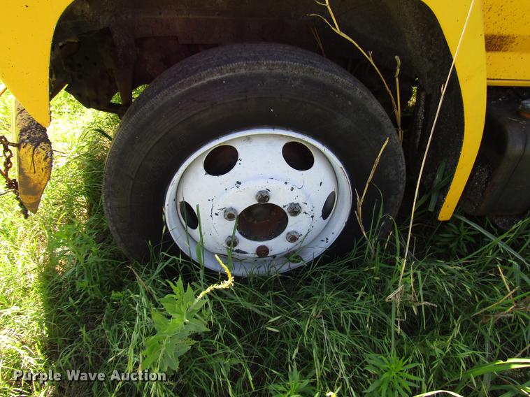 image for item DG1207 1983 Ford F600G oil distributor truck