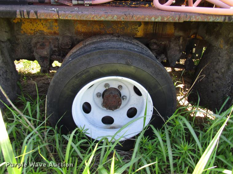 image for item DG1207 1983 Ford F600G oil distributor truck